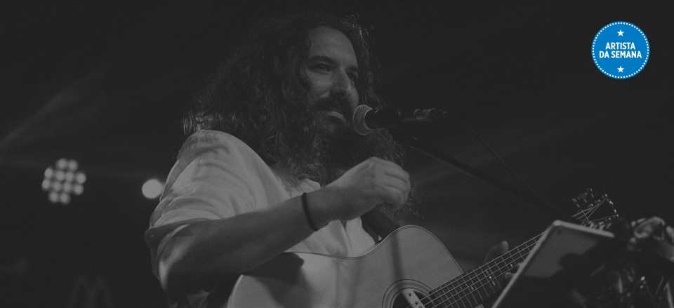 CÉSAR DE CENTI: «A MÚSICA É UN XEITO DE ACOUGAR AS MIÑAS LOITAS INTERNAS»