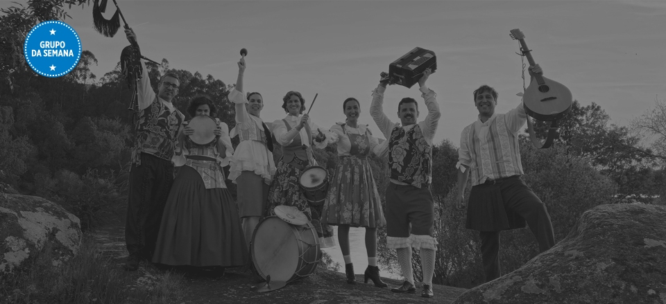 DONICELAS: «Intentamos transmitir ao público o que nós desfrutamos enriba do escenario»